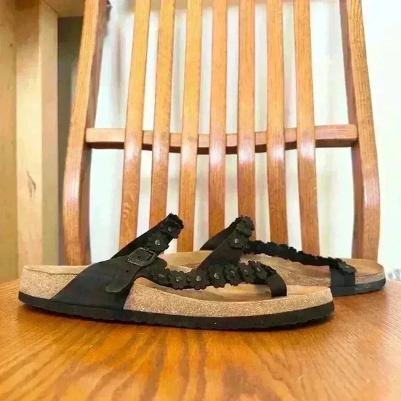 🌈 6/$60 ComfortfuBe Leather Flower Adjustable Sandal Slip On Black Tan Size 10 - Picture 2 of 8